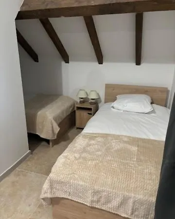 L'annexe Du Chateau De Genix