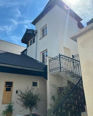 L'annexe Du Chateau De Genix Guest house